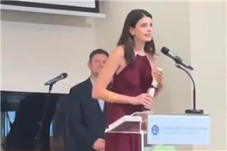 Viral αποφοίτηση: Πήρε πτυχίο και ευχαρίστησε... την Αννα Βίσση