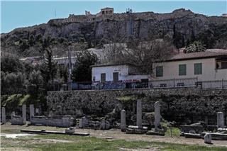 Τρόμος στην Ακρόπολη: Αντρας επιτέθηκε σε νεαρή και προσπάθησε να τη βιάσει