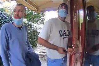 Οργή για το βίντεο που δείχνει ληστές να προσπαθούν να μπούνε σε σπίτι στο Χαλάνδρι μέρα μεσημέρι