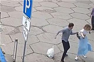 Σοκαριστικό βίντεο με άνδρα που χτυπούσε γυναίκες στο δρόμο