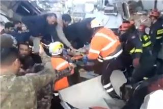 Σεισμός στην Τουρκία: Εντοπίστηκε τέταρτο παιδί ζωντανό από τους Έλληνες διασώστες