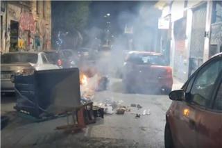 Εξάρχεια: Επεισόδια με οδοφράγματα, μολότoφ και χημικά μετά από τραυματισμό 16χρονης στο κεφάλι