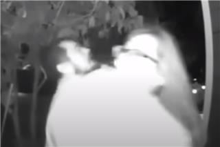 Κάμερα σε κουδούνι σπιτιού κατέγραψε καρέ‑καρέ την αρπαγή γυναίκας