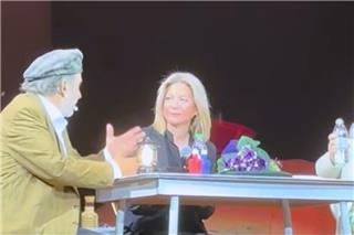 Συγκλόνισε η Μαρία Καρυστιανού στη σκηνή του «Αλ Τσαντίρι Νιουζ» δίπλα στον Λάκη Λαζόπουλο