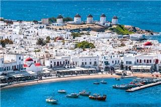 Μύκονος: Καθηγήτρια καταγγέλλει επιχειρηματία ότι τη νάρκωσε και την κακοποίησε