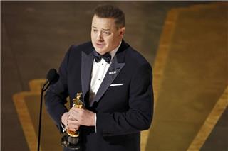 Oscars: Δεν μπορούσε να μιλήσει από το κλάμα ο Μπρένταν Φρέιζερ μετά τη βράβευση