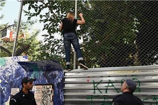 Αγρίεψε το κλίμα στα Εξάρχεια για την κοπή δέντρων για το μετρό