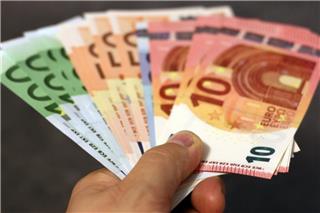 Απίστευτο περιστατικό: Αγνωστος στις Σέρρες μοίραζε λεφτά σε περαστικούς