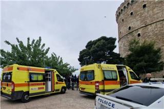 Αυτοκτονία δείχνουν τα στοιχεία για τον 34χρονο που έπεσε από τον Λευκό Πύργο – Τι κατέγραψε βίντεο από κάμερα ασφαλείας