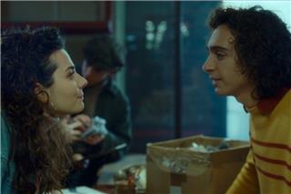 Αν είσαι λάτρης των 80s και της κασέτας, πρέπει να δεις αυτή την ταινία
