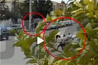 Βίντεο: Μενίδι ‑ Επίθεση Ρομά σε αστυνομικό ενώ περίμενε να πάρει το παιδί του από το σχολείο