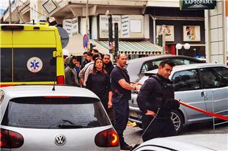 Μενίδι: Θρίλερ με νεκρή γυναίκα στη μέση του δρόμου ‑ Την μαχαίρωσαν στην κοιλιά
