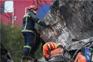 Σύγκρουση τρένων στη Λάρισα: «Δεν έχω ελπίδα, δεν πιστεύω σε θαύματα» λέει πατέρας που ψάχνει τον γιο του