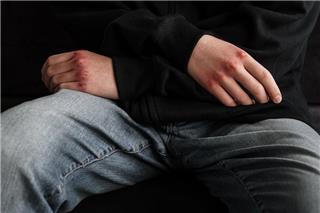 Φταίει η μουσική και το ίντερνετ για την επιθετική συμπεριφορά των εφήβων;