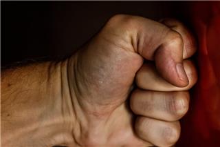 Θεσσαλονίκη: Όρμησε στη σύζυγό του γιατί του ζήτησε χρήματα για τα ιδιαίτερα του παιδιού