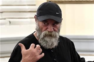 Φωτό ‑ «Αλλος Ανθρωπος»: O Πολυχρονόπουλος παίζει «φρουτάκια»