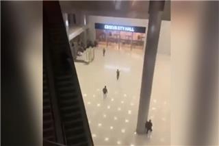 Μακελειό στη Ρωσία: Η στιγμή που οι ένοπλοι εισβάλλουν στον συναυλιακό χώρο και εκτελούν πολίτες