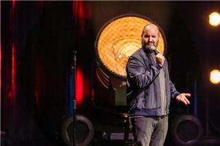 O stand up comedian που ανυπομονούμε να δούμε τον Απρίλιο στην Αθήνα