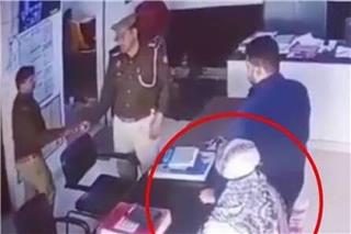 Ινδία: Κάμερα ασφαλείας κατέγραψε τον πυροβολισμό γυναίκας στο κεφάλι μέσα σε αστυνομικό τμήμα