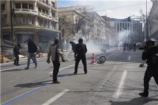 Αγρια επεισόδια στο Σύνταγμα στο Πανεκπαιδευτικό συλλαλητήριο ‑ Μολότoφ στον Αγνωστο Στρατιώτη