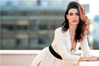 Η Τόνια Σωτηροπούλου με σeξι, διάφανο φόρεμα στις Κάννες