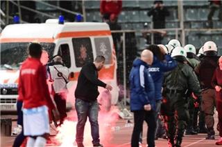 Βόλος - Ολυμπιακός: Επεισόδια των οπαδών του Ολυμπιακού με την Αστυνομία στο Πανθεσσαλικό και δακρυγόνα!