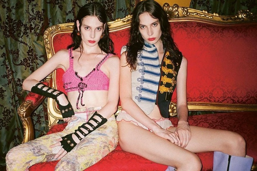 Τα τρανς δίδυμα μοντέλα που έχουν κατακτήσει τον χώρο της μόδας