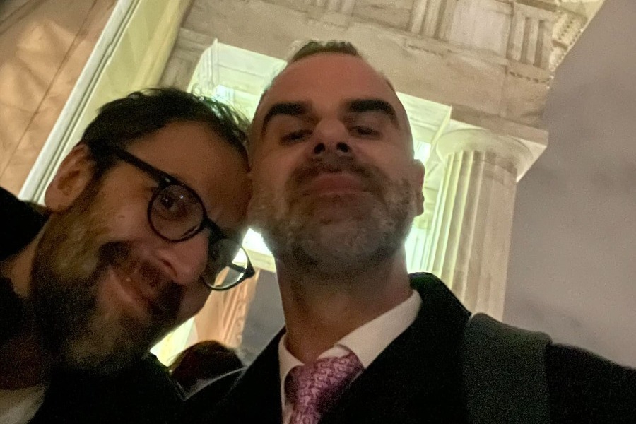 «Marry me»: Η πρόταση γάμου του Αύγουστου Κορτώ στον σύντροφό του μετά την ψήφιση του νόμου για τα ομόφυλα ζευγάρια