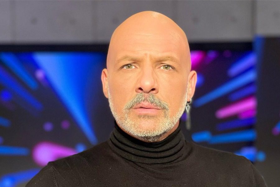 Νίκος Μουτσινάς: «Της είπα, «μαμά είμαι γκέι» και έπαθε όλα όσα έπρεπε σαν Ελληνίδα μάνα»