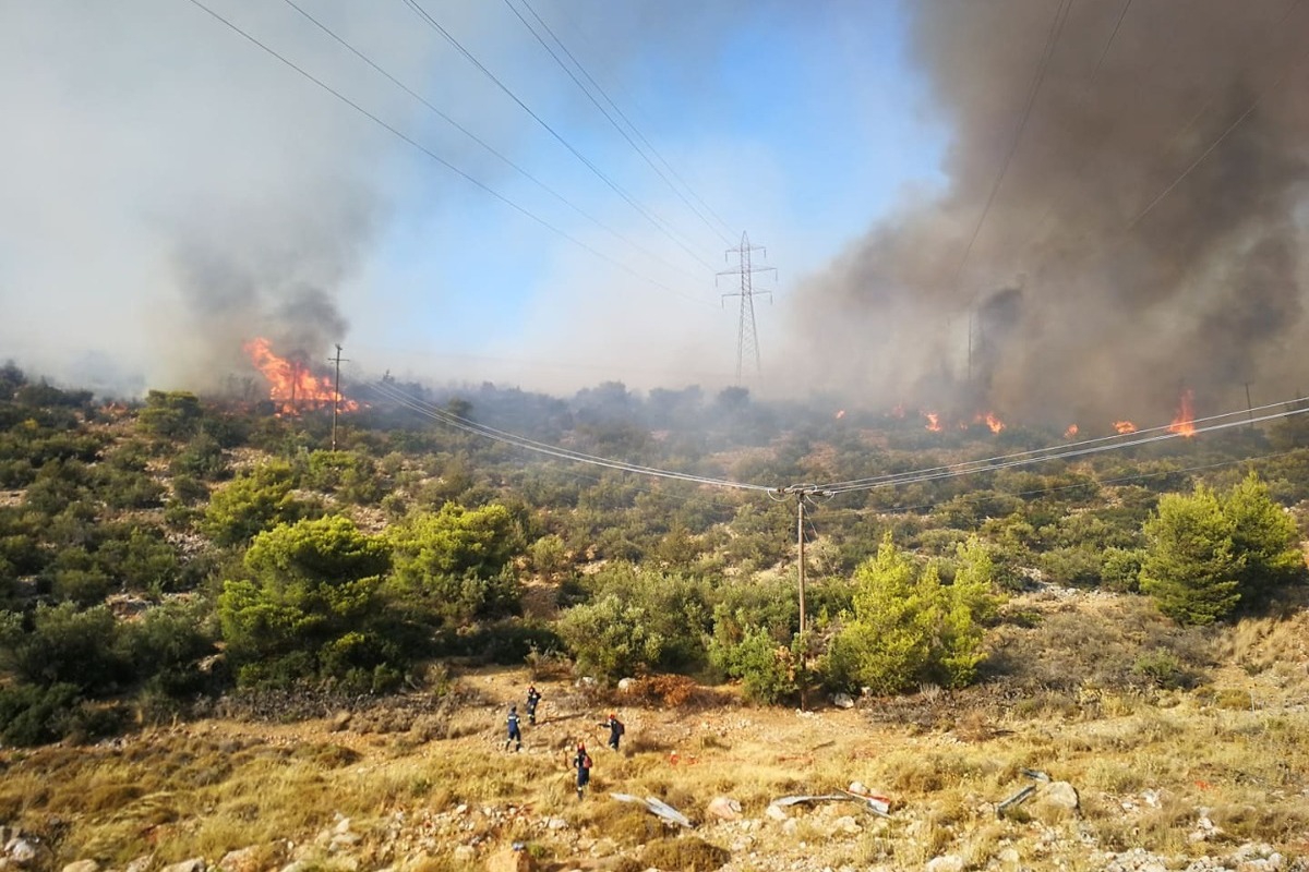 Μεγάλη αναζωπύρωση της φωτιάς στη Μάνδρα