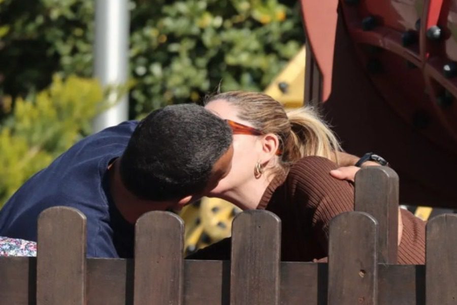 Καυτά φιλιά στο δρόμο: Είναι παντρεμένοι με παιδιά αλλά δεν κρύβουν τον έρωτά τους!