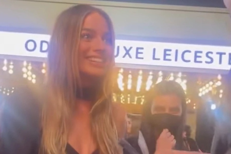 Η απρόσμενη συνάντηση της Margot Robbie με κωφό θαυμαστή της