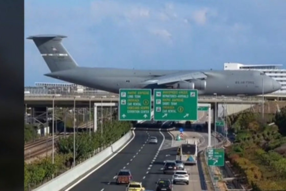 Εντυπωσιακό βίντεο: Θηριώδες αμερικανικό μεταγωγικό περνάει τη γέφυρα της Αττικής Οδού στο «Ελ. Βενιζέλος»