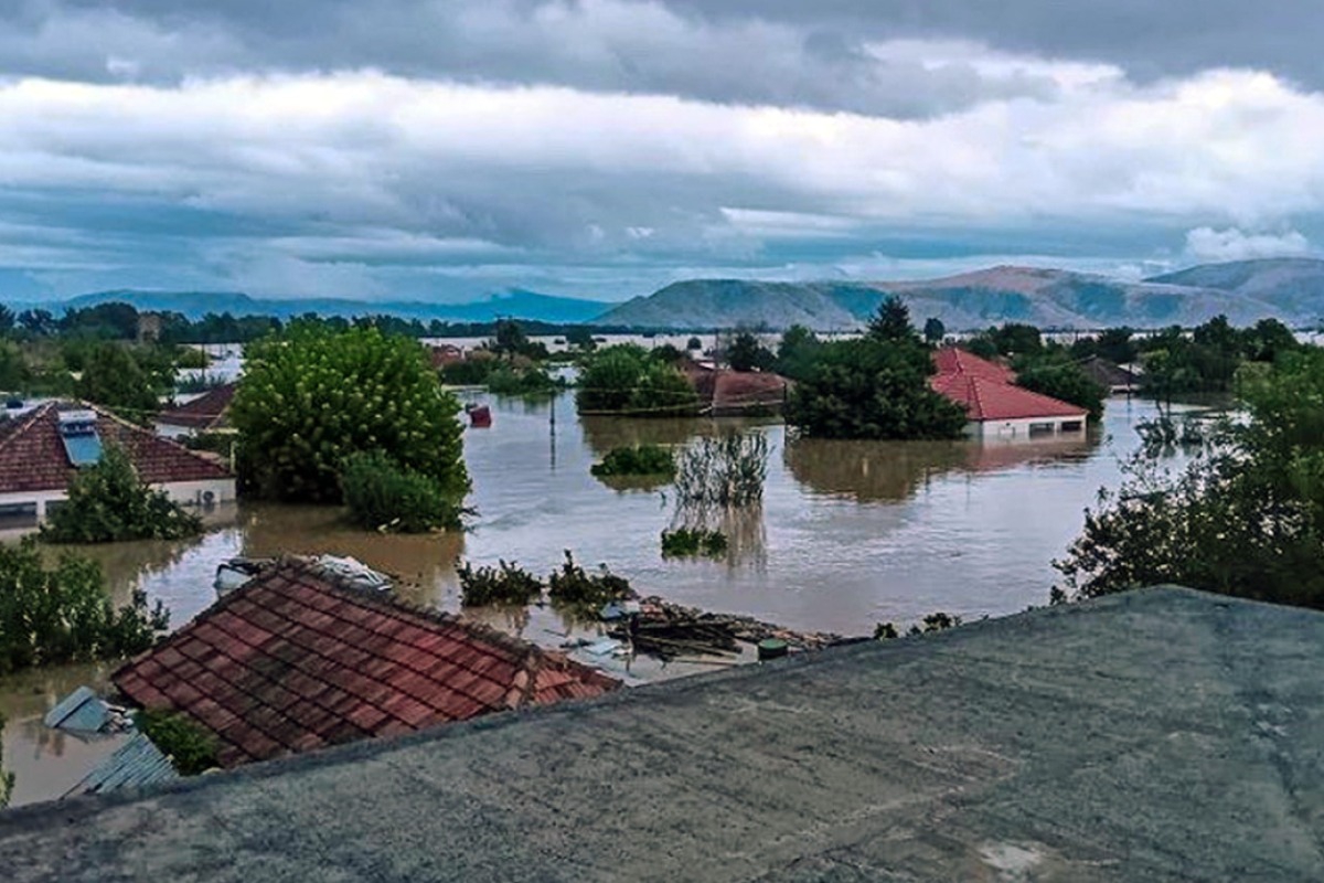 Σοκαριστικές εικόνες στην Καρδίτσα: Ανέβηκαν στη στέγη για να σωθούν στη Μεταμόρφωση