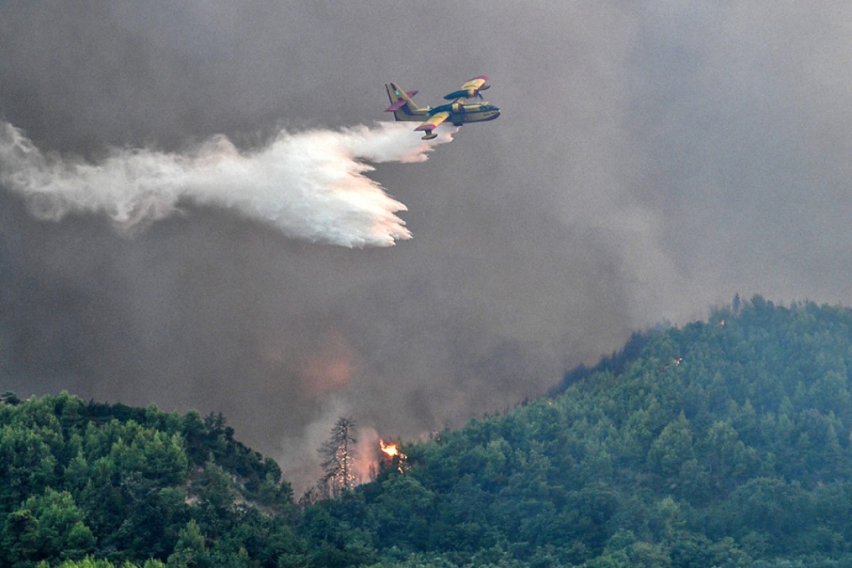 Φωτιές: Στα Δερβενοχώρια το πιο δύσκολο μέτωπο, κινείται προς Μαγούλα