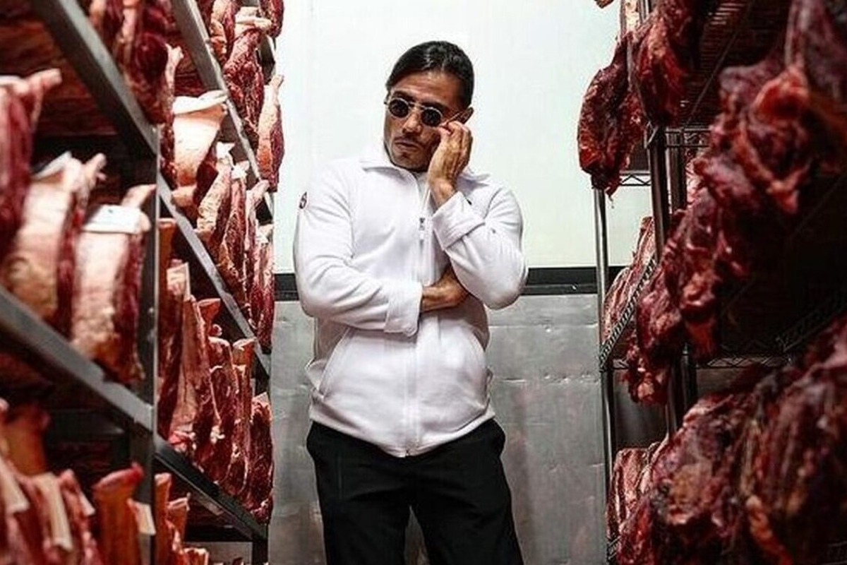 Salt Bae: Από το «λουκέτο» στο εστιατόριο της Νέας Υόρκης, στην αποτυχία της Μυκόνου