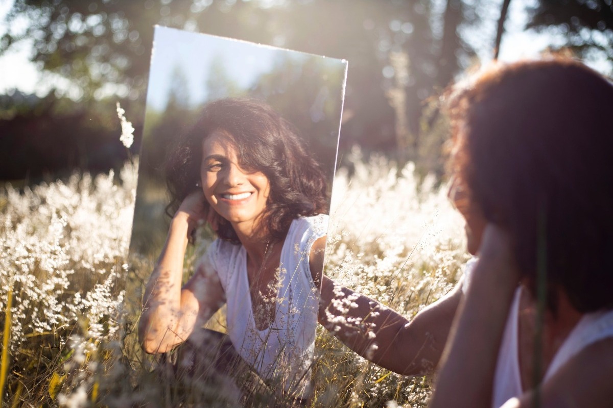 Σήμερα έμαθα: Γιατί φαινόμαστε πιο όμορφοι στον καθρέφτη παρά στις φωτογραφίες;