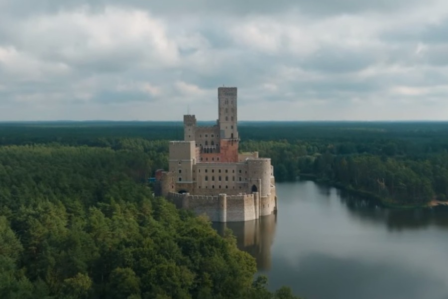 Το μυστηριώδες κάστρο που επιπλέει στο νερό και το μυστικό που κρύβει