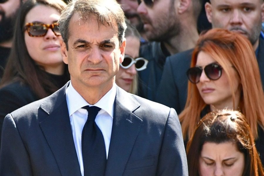 Οδύνη στην κηδεία του 35χρονου μηχανοδηγού Σπύρου Βούλγαρη ‑ Παρών ο Μητσοτάκης