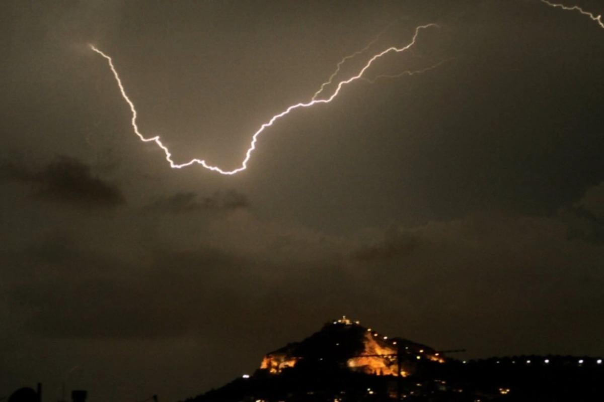 Αστραπές και βροντές τα ξημερώματα στην Αθήνα ‑ Κλήσεις στην Πυροσβεστική