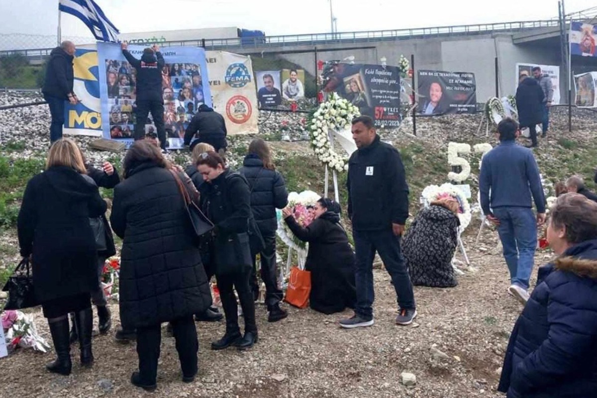 Ραγίζουν καρδιές στο μνημόσυνο για τα 57 θύματα στα Τέμπη ‑ «Δεν το πιστεύω ότι δε θα σε ξαναδώ ...»