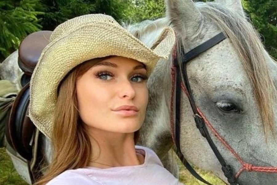 Την έδιωξαν από το στάβλο γιατί έχει OnlyFans
