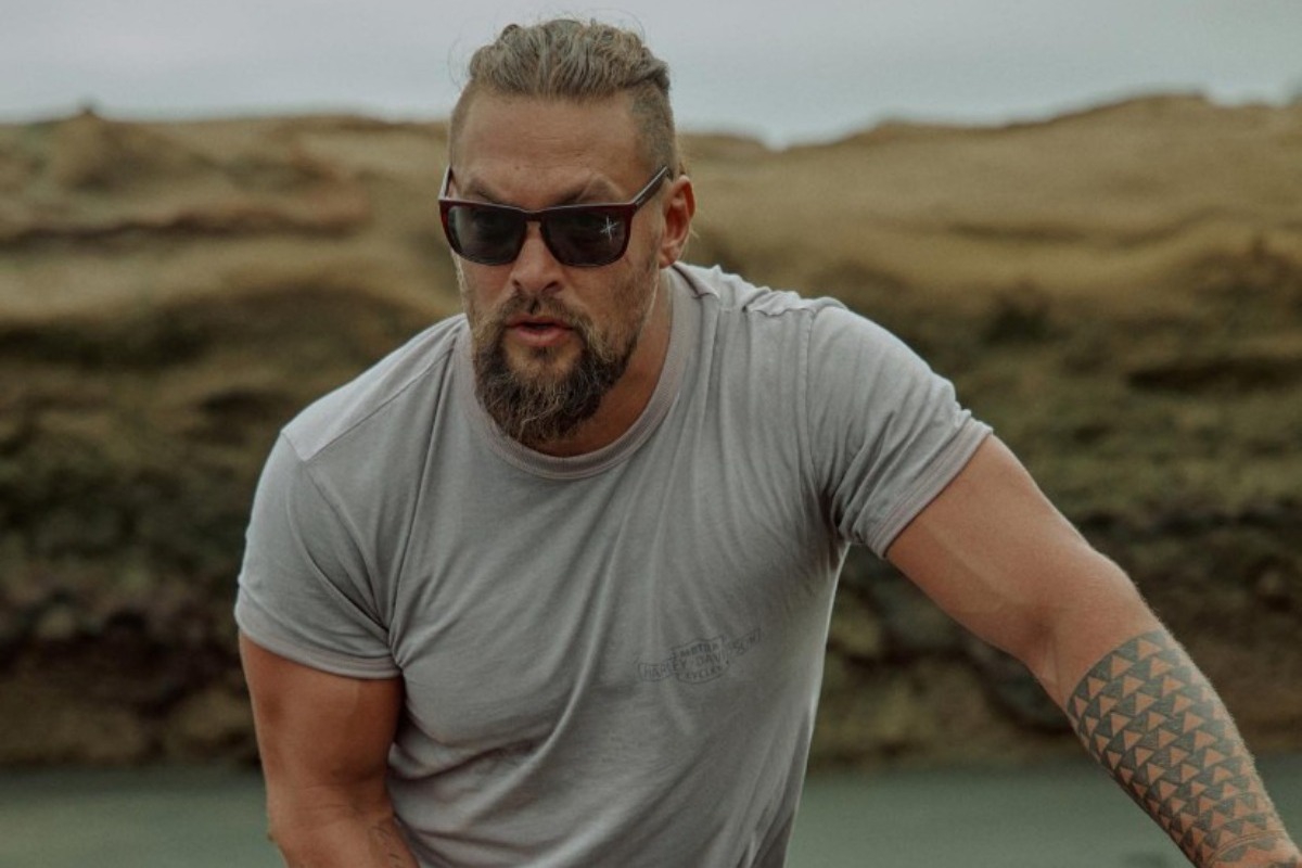 Ο Jason Momoa γιορτάζει τα γενέθλιά του ...ολόγυμνος στο χιόνι!
