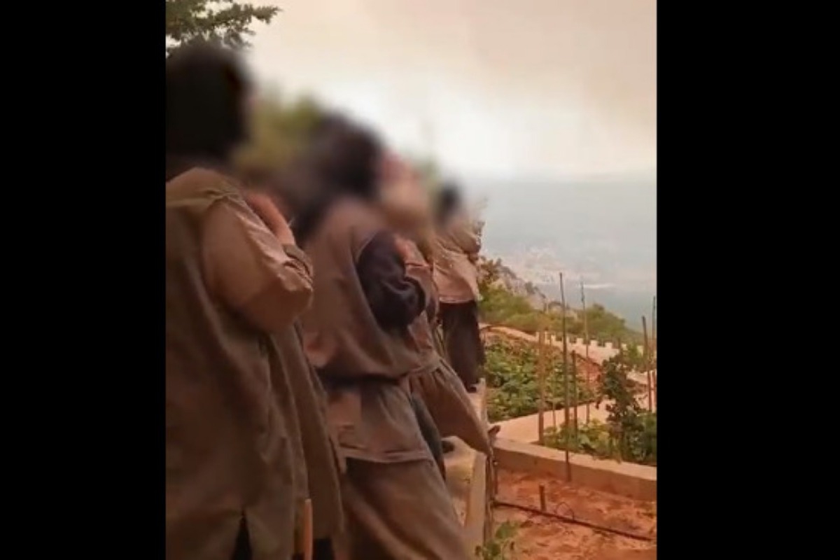 Μάνδρα: Μοναχές προσεύχονται ενώ αστυνομικοί προσπαθούν να τις πείσουν να εκκενώσουν μοναστήρι