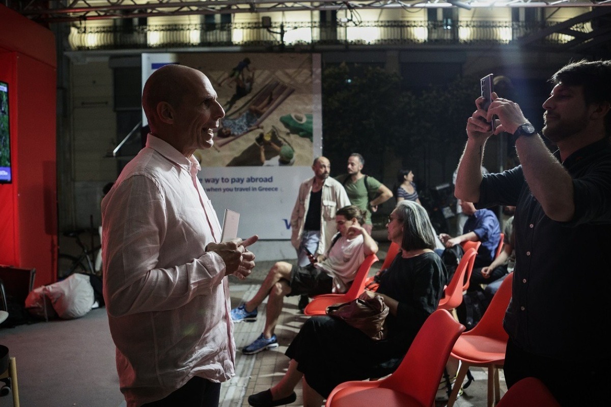 Η μοναξιά του Γιάνη Βαρουφάκη: Καμία κάμερα στα γραφεία του ΜέΡΑ25, έκανε δηλώσεις σε κινητό