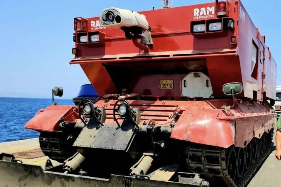 Φωτιά στη Ρόδο: Το θηριώδες πυροσβεστικό άρμα Leopard μπαίνει στη μάχη