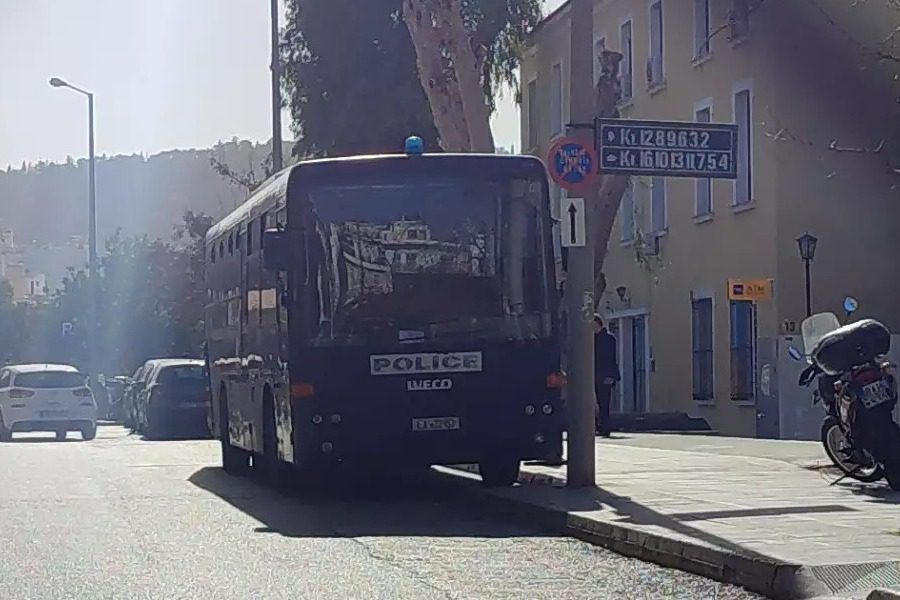 Τηλεφώνημα για βόμβα στην Ευελπίδων, εκκενώνονται τα δικαστήρια