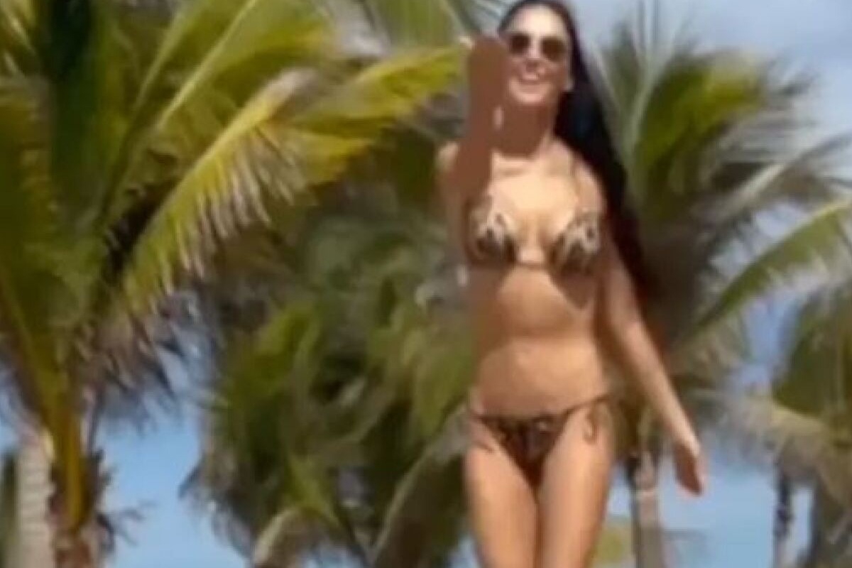Ντέμι Μουρ: Με λεοπάρ σέξι μπικίνι στην παραλία με τις κόρες και τις εγγονές της
