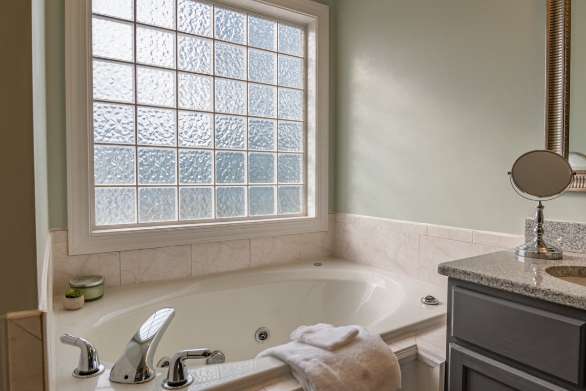 Εφιάλτης στο μπάνιο για υπέρβαρη γυναίκα ‑ Οι φωνές που προκάλεσαν τρόμο σε γειτονιά της Πάτρας