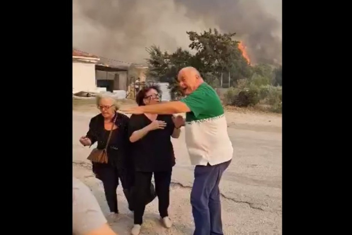 Έκκληση Μπέου: «Φύγετε, να σωθείτε – Έχει δεξαμενές προπανίου στα 20 μέτρα»